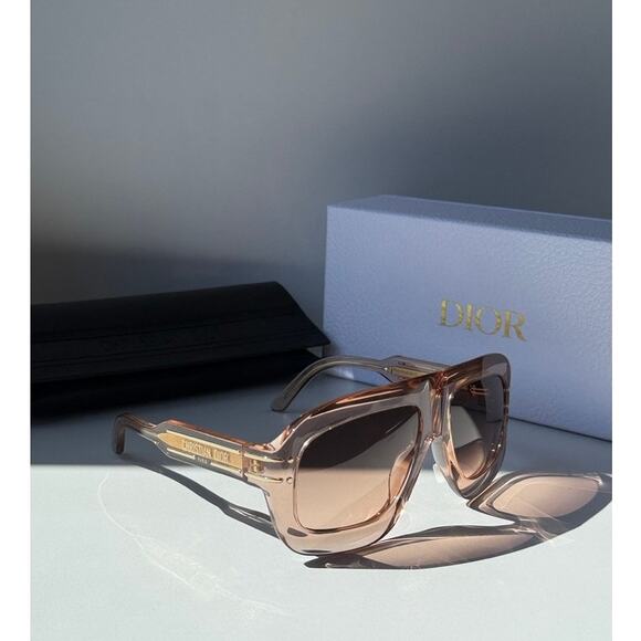 NEW Dior Signature M1U Mask Sunglasses in Pink Transparent - Picture 3 of 8